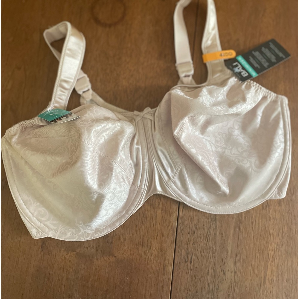 Bali 42 DD minimizer Bra. New with Tags. Retails for $48 plus tax